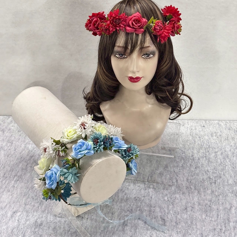 มงกุฎดอกไม้ ดอกกุหลาบสลับดอกเบญจมาศ แซมใบไม้