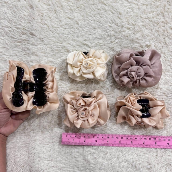 กิ๊บหนีบผมหุ้มผ้า ปมดอกกุหลาบปลายฟู