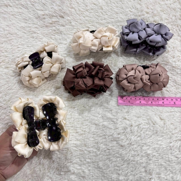 กิ๊บหนีบผมผ้ามัน พับเป็นรูปดอกไม้2ดอก