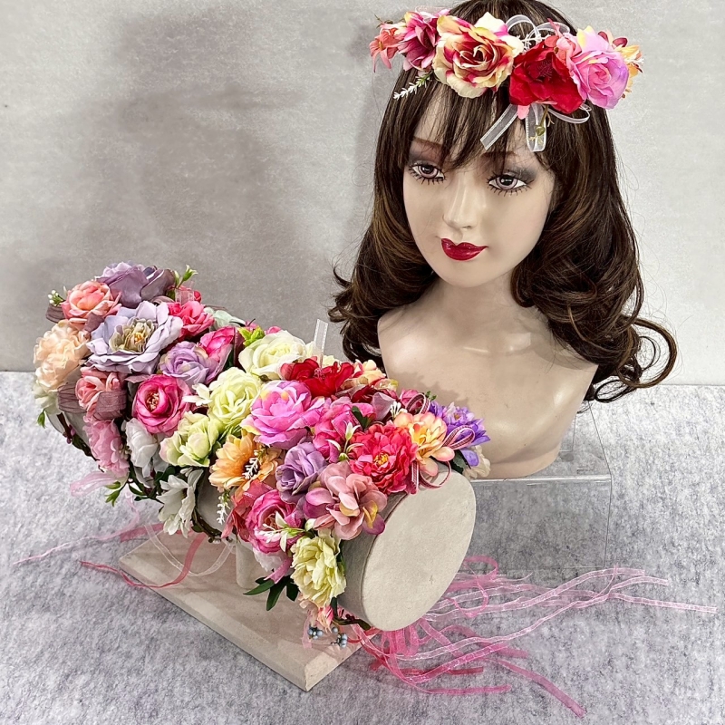 มงกุฎดอกไม้ ดอกกุหลาบสลับดอกโบตั๋น แซมใบไม้ ดอกใหญ่